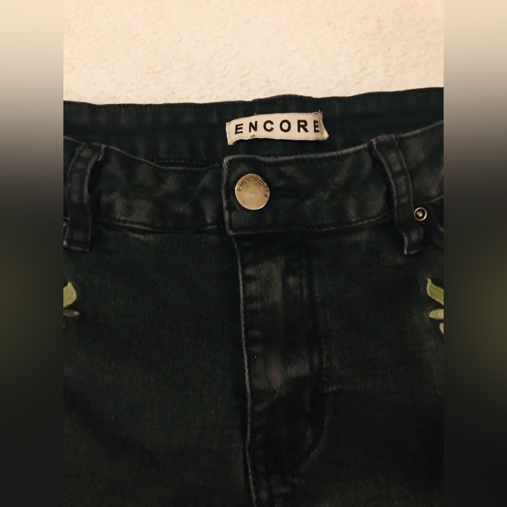 Shorts - Picture 2 of 5